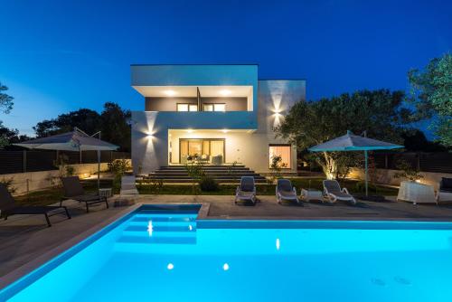 Apartment Vista Mare 1 with heated pool — 4-Star Luxury Hotel in Sveti Filip I Jakov, Croatia