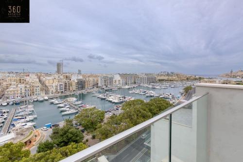 Stunning 3BR penthouse opposite the harbour by 360 Estates — 4-Star Luxury Hotel in Pieta, Malta
