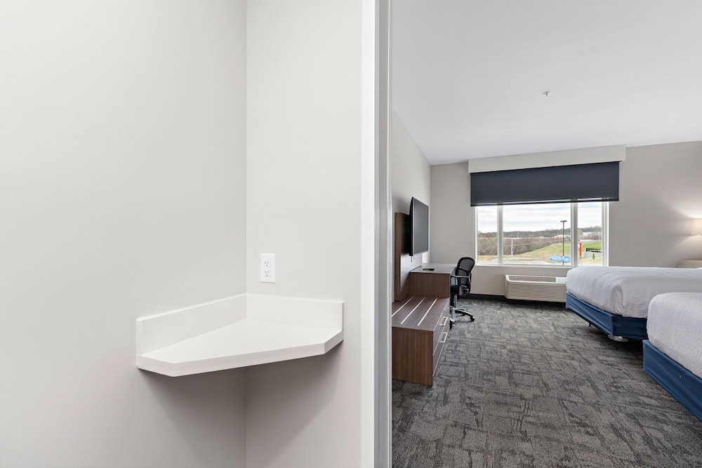 Holiday Inn Exp Parkville - photo 32