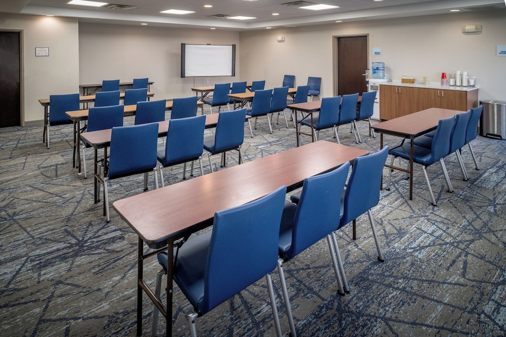 Holiday Inn Express and Suites Fairmont by IHG - photo 58