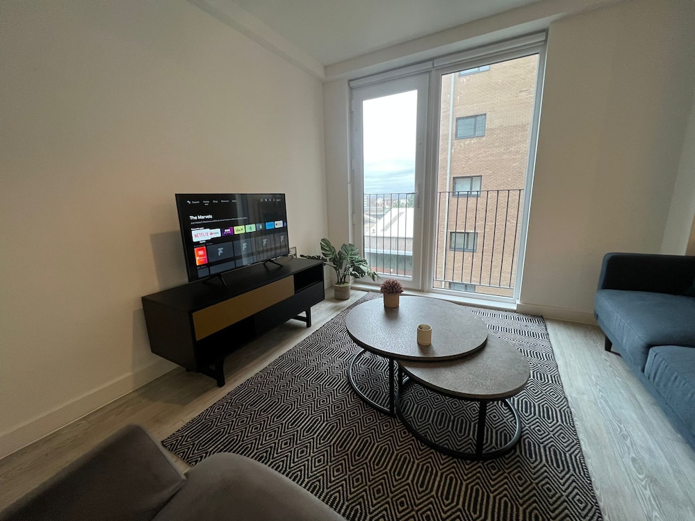 Highend 2bed Duplex Apt With Top Floor Terrace — 4-Star Luxury Hotel in Salford, United Kingdom