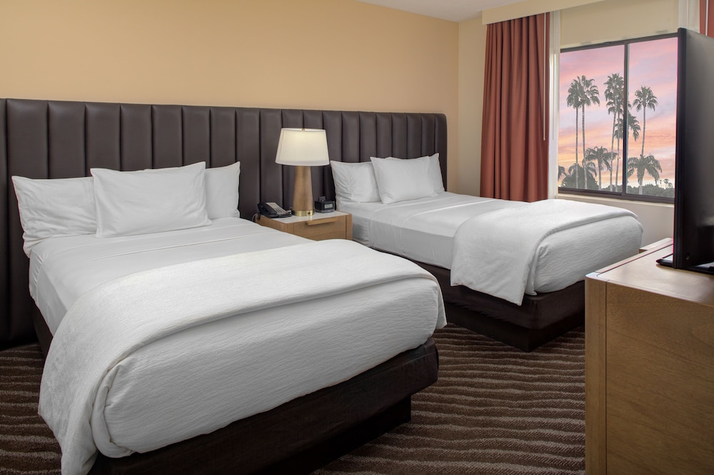 Embassy Suites by Hilton Phoenix Scottsdale - photo 9
