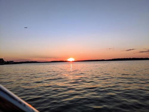 Captains Quarters Lake Life Dream Home 2bed 2bath — 4-Star Luxury Hotel in Fox Lake, United States