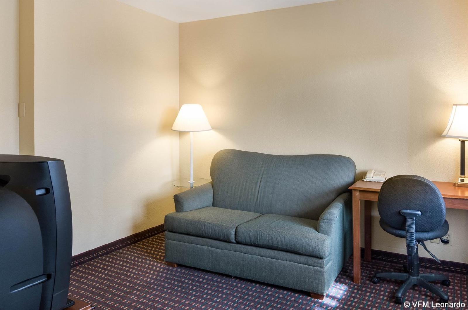 Econo Lodge Inn And Suites Arlington - photo 10