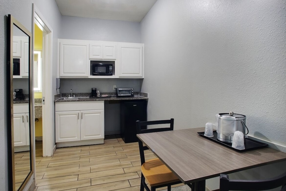 Plantation Suites & Conference Center - photo 20