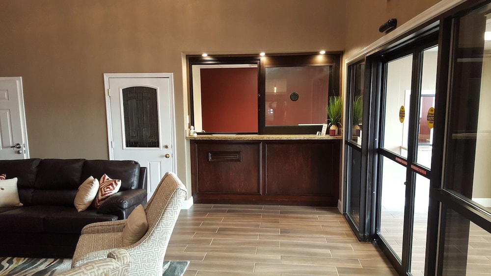 Red Roof Inn & Suites Houston Humble IAH Airport - photo 4