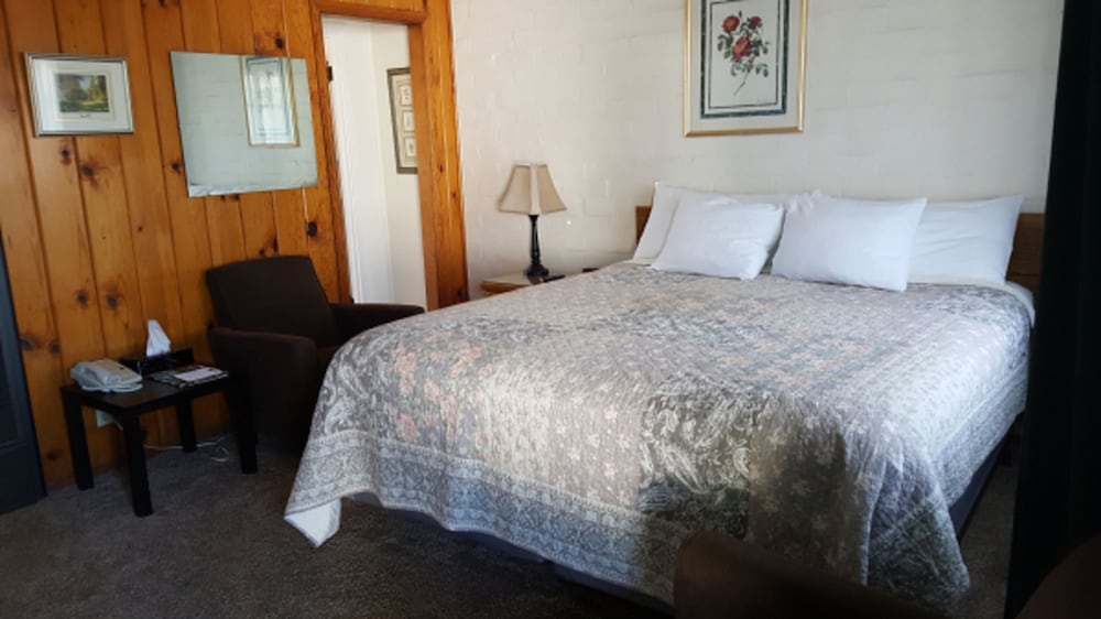 Bishop Village Motel - photo 10
