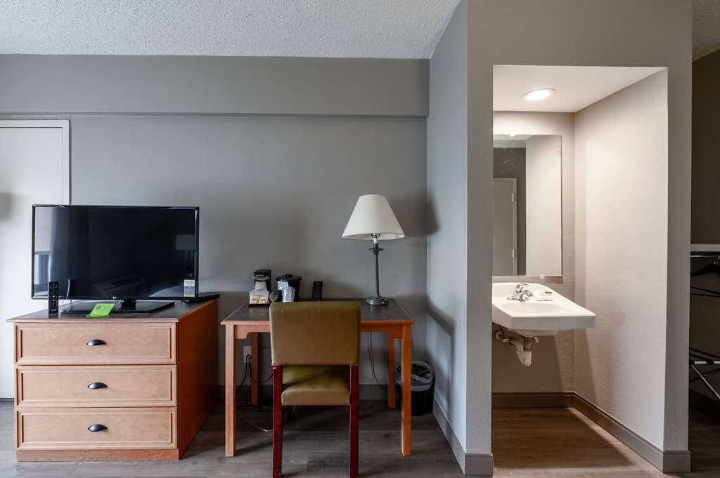 La Quinta Inn & Suites by Wyndham New Haven - photo 19