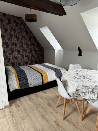 Studio 3eme Etage Centre Ville Local Velos Disponible in Mayenne, France