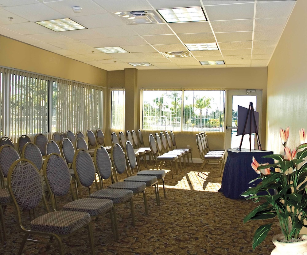 Holiday Inn Express & Suites Cocoa by IHG - photo 90