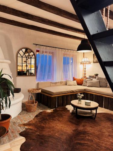 Inside The Village The Brick Loft — hotel in Tunari