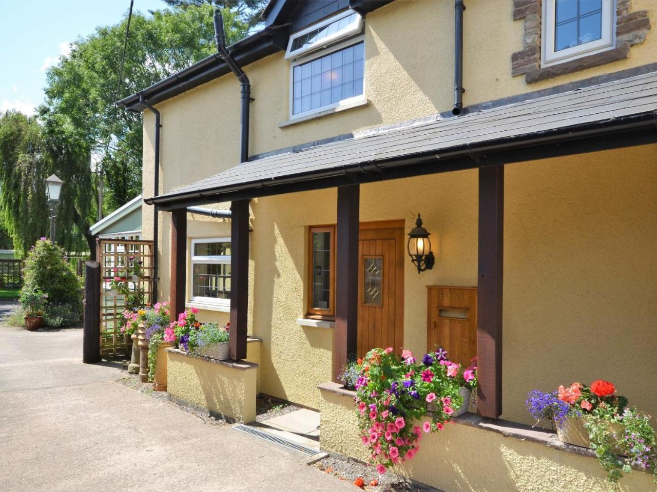 2 Bed in Crickhowell 76431 in Crickhowell, United Kingdom