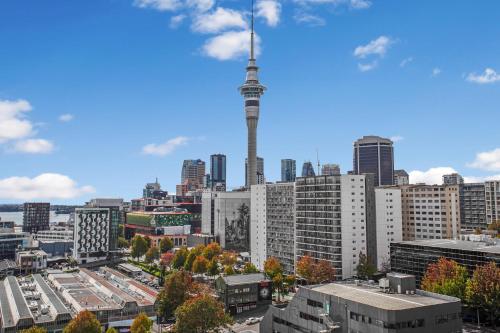 Skyline Serenade Apt with SkyCity View and Parking — 4-Star Luxury Hotel in Auckland, New Zealand
