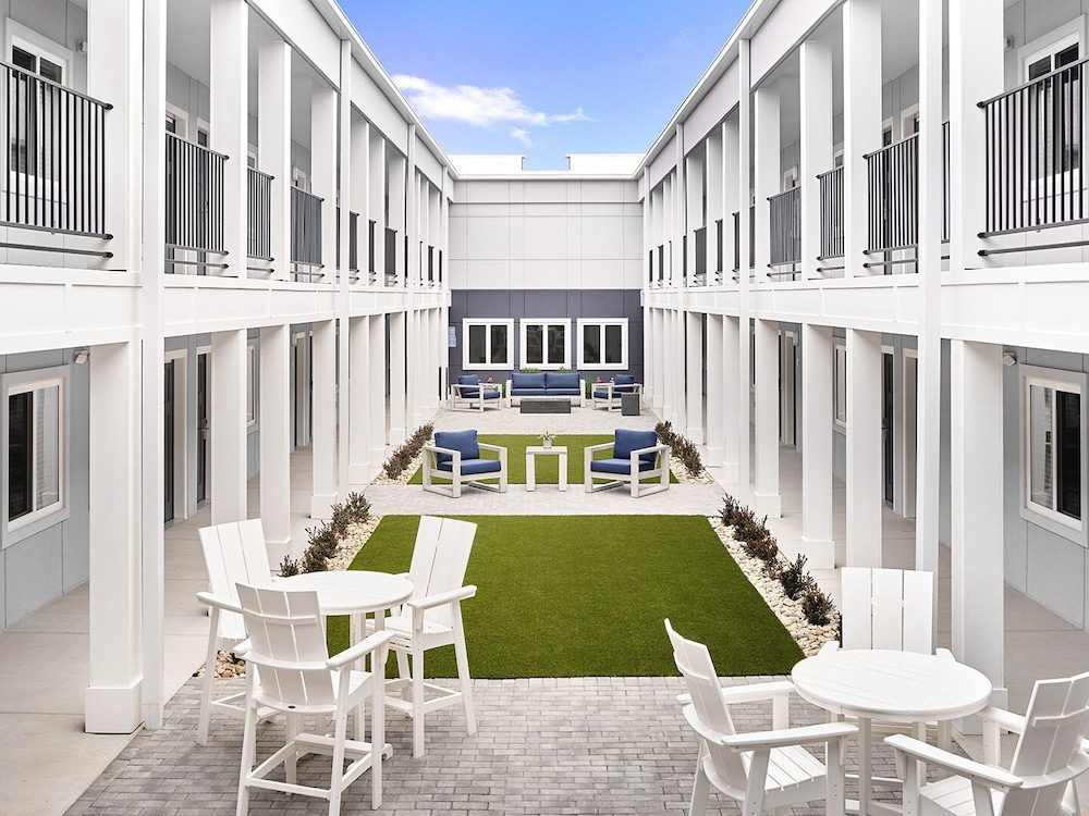 Stayapt Suites Atlanta Newnan — Newnan