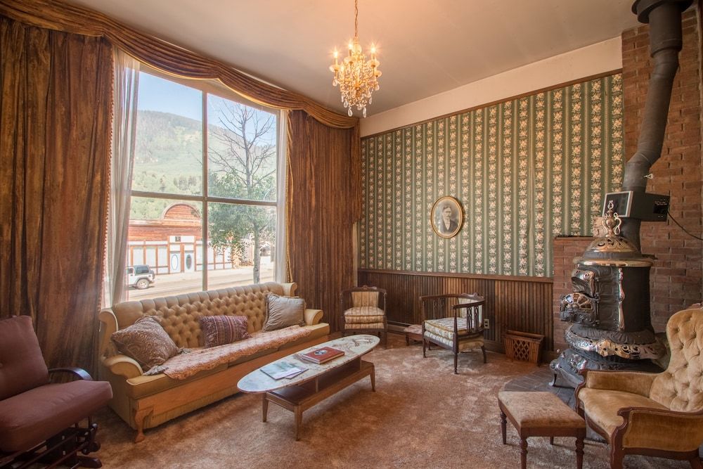 Mine Shaft Inn Hotel & Hostel - photo 18