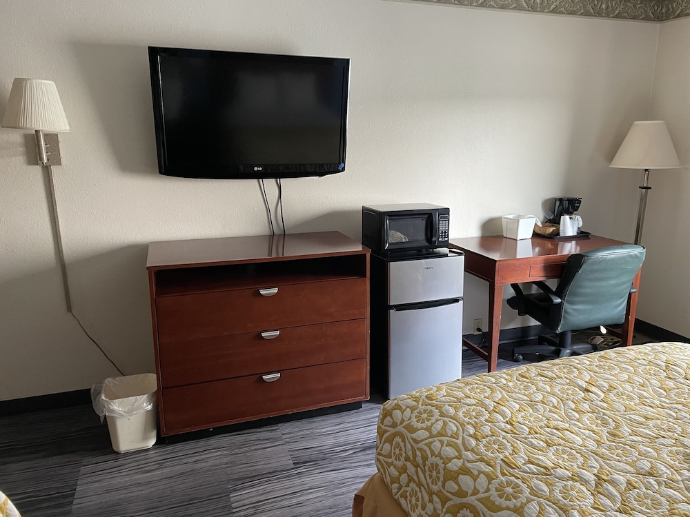 The Royal Inn & Suites - photo 5