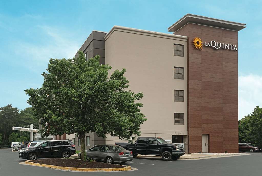 La Quinta Inn & Suites by Wyndham Baltimore BWI Airport - photo 3