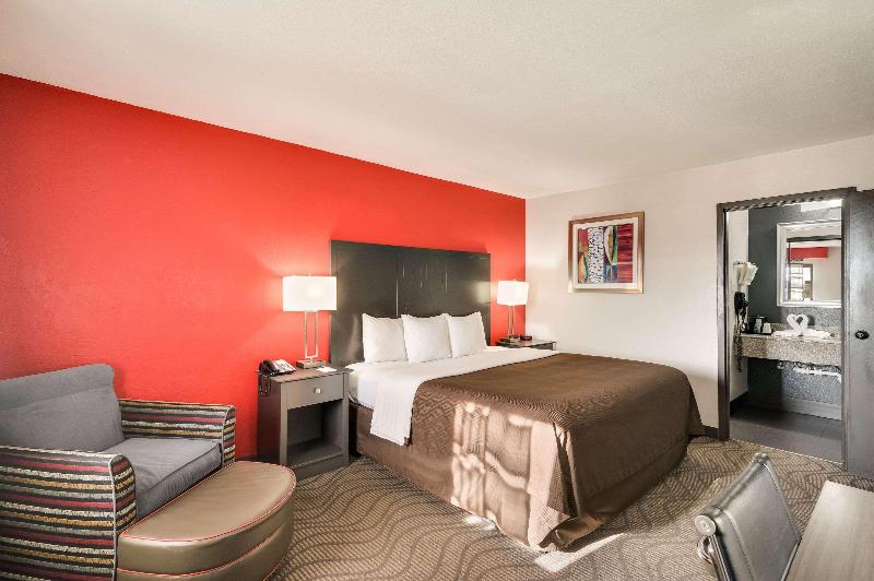 Clarion Inn & Suites Russellville I 40 - photo 3