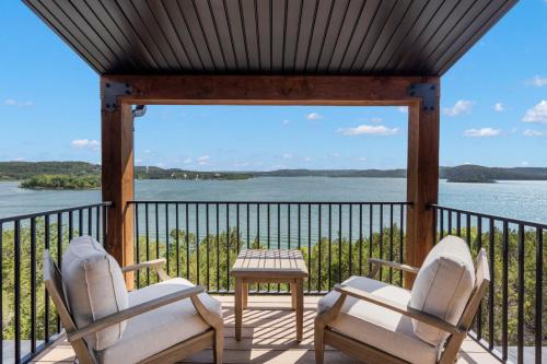 Amazing Views of Table Rock Pvt Hot Tub Theatre Room Free Daily Tickets to Branson Attractions in Hollister, United States