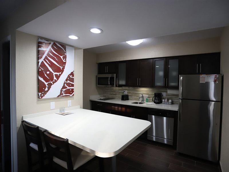 Hawthorn Suites by Wyndham Detroit Southfield - carbon neutral hotel in Southfield
