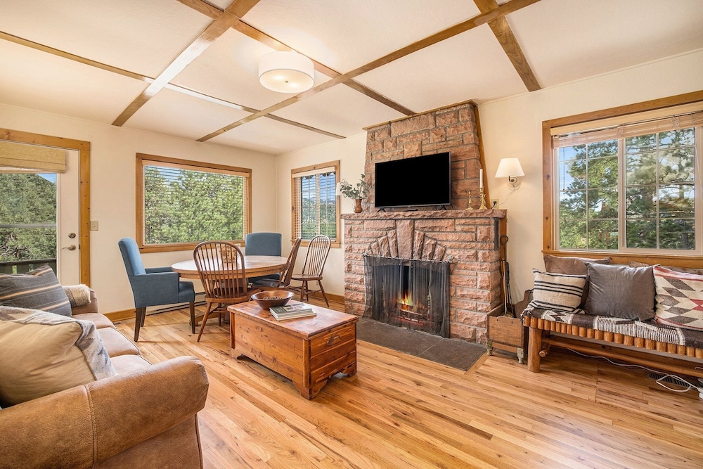 Kittery West Monthly Long Term Vacation Rental Only home — 4-Star Luxury Hotel in Estes Park, United States