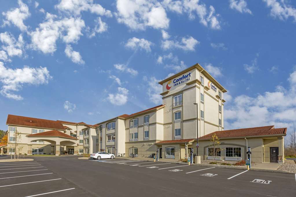 La Quinta Inn & Suites by Wyndham Verona - featured photo
