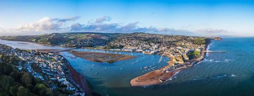 Tide House Seaside Holiday Cottage — 5-Star Luxury Hotel in Teignmouth, United Kingdom
