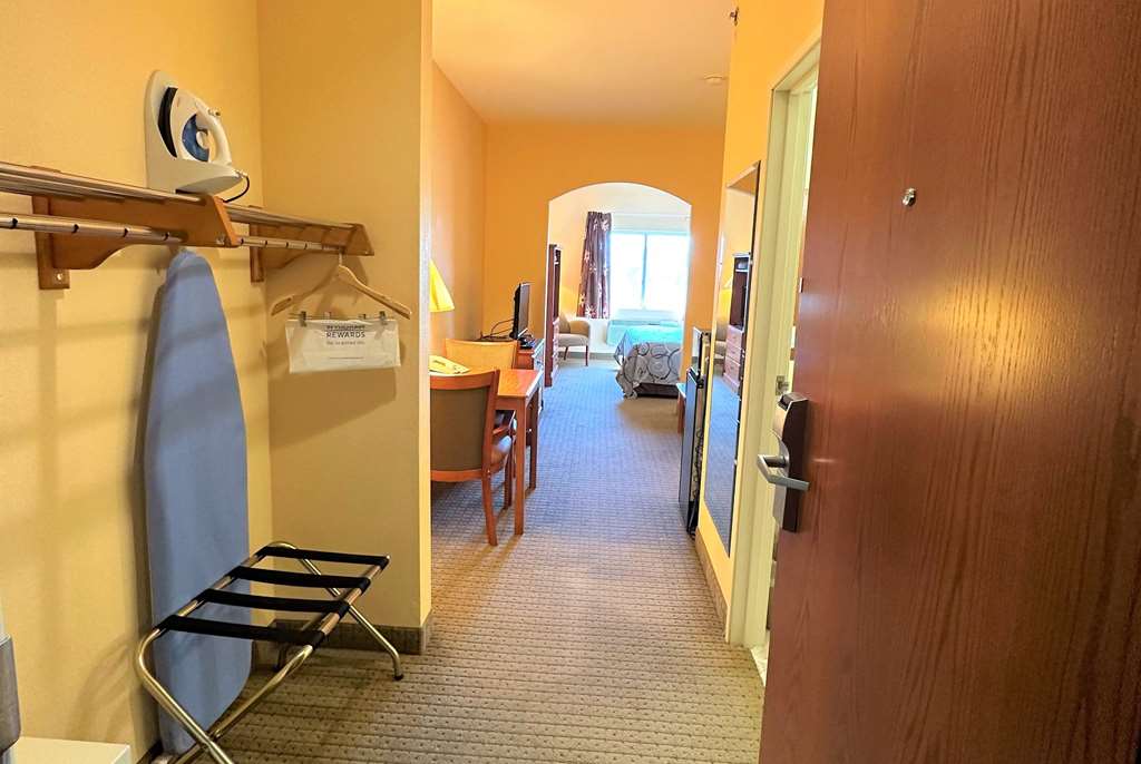Super 8 by Wyndham Topeka at Forbes Landing - photo 25
