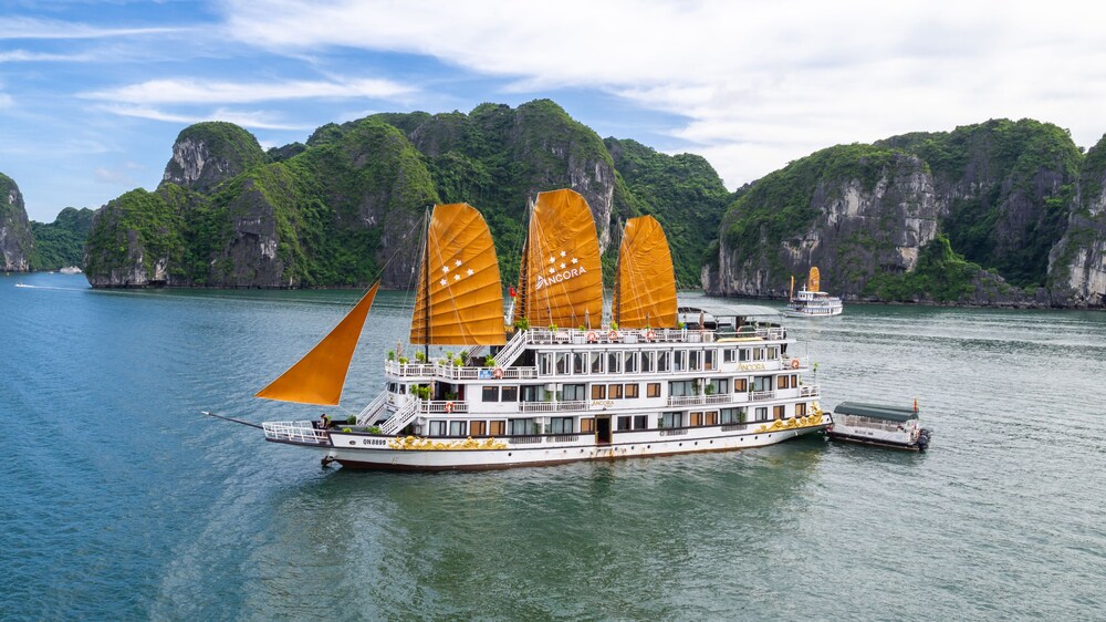 Ancora Cruises — 5-Star Luxury Hotel in Ha Long, Vietnam
