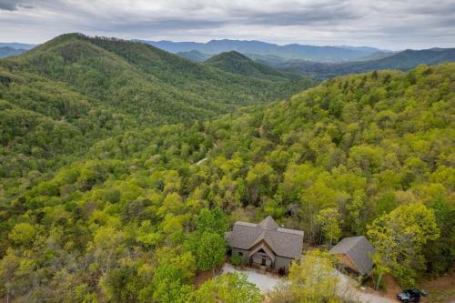 Beary Cozy Cabin Incredible views hot tub games and more — 4-Star Luxury Hotel in Franklin, United States