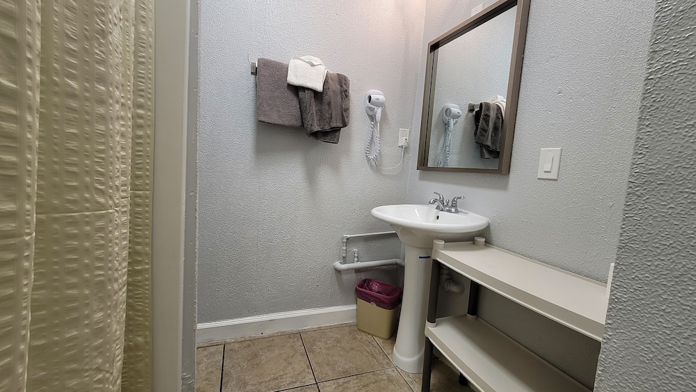 Barefoot Mailman Inn & Suites - photo 66