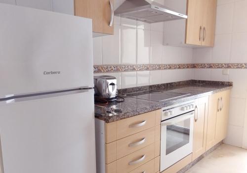 Primera Linea De Playa Apartamento Eleni — 4-Star Luxury Hotel in Estepona, Spain