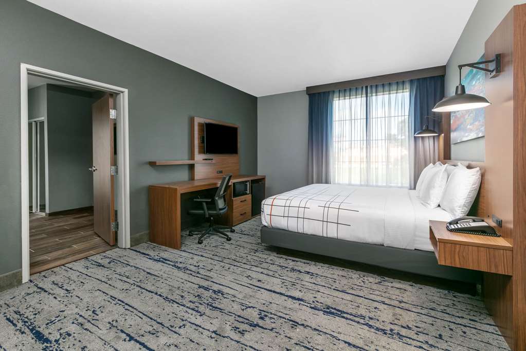 La Quinta Inn & Suites by Wyndham Jacksonville TX - photo 28
