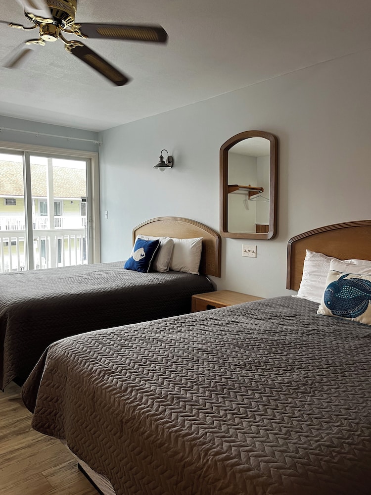 Mainsail Motel & Cottages - photo 11