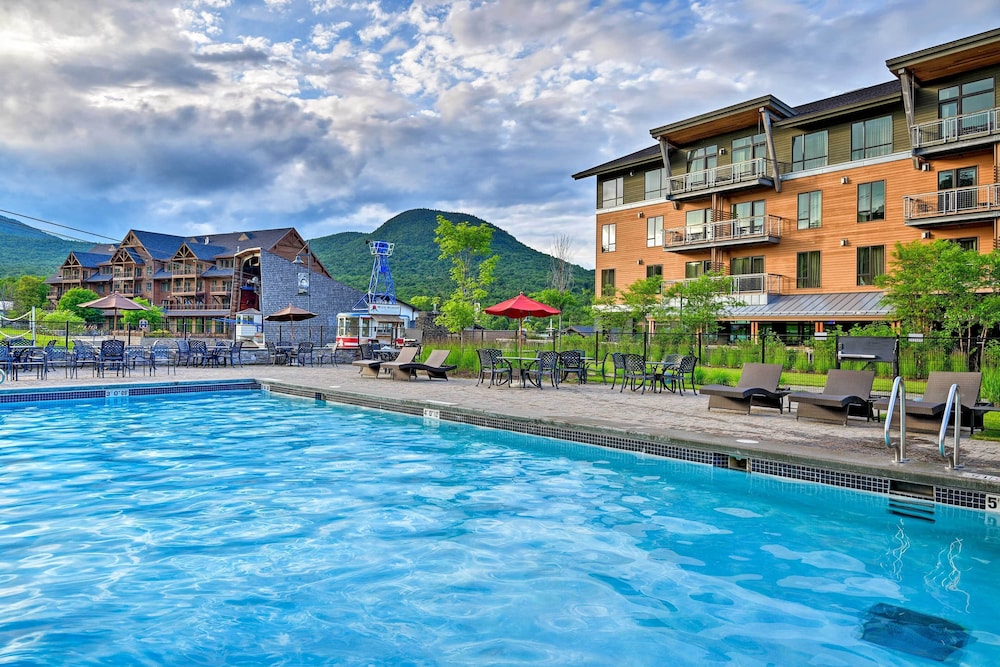 Ski In Resort Family Condo with Deck at Jay Peak — hotel in Jay