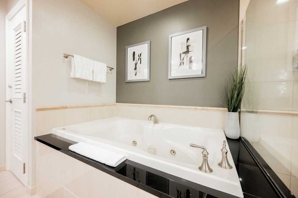 StripViewSuites at Signature - photo 233