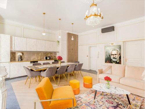 Luxury 4 bedroom 4 bathroom Apartment Louvre — 4-Star Luxury Hotel in Paris, France