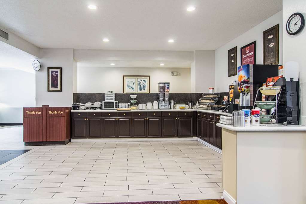 Econo Lodge Darien - photo 27