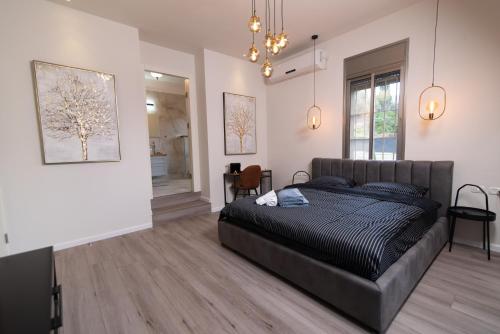 King’s bed Stay Royal and Stylish Bahai’s Garden in Haifa, Israel