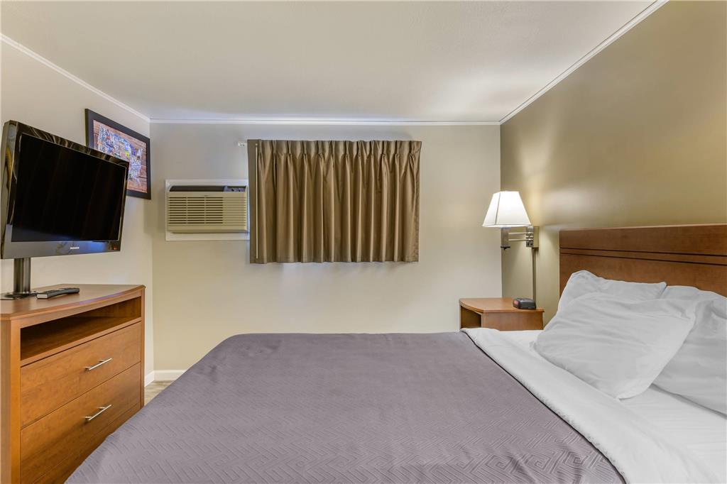 Econo Lodge Bellefonte I 99 - photo 16