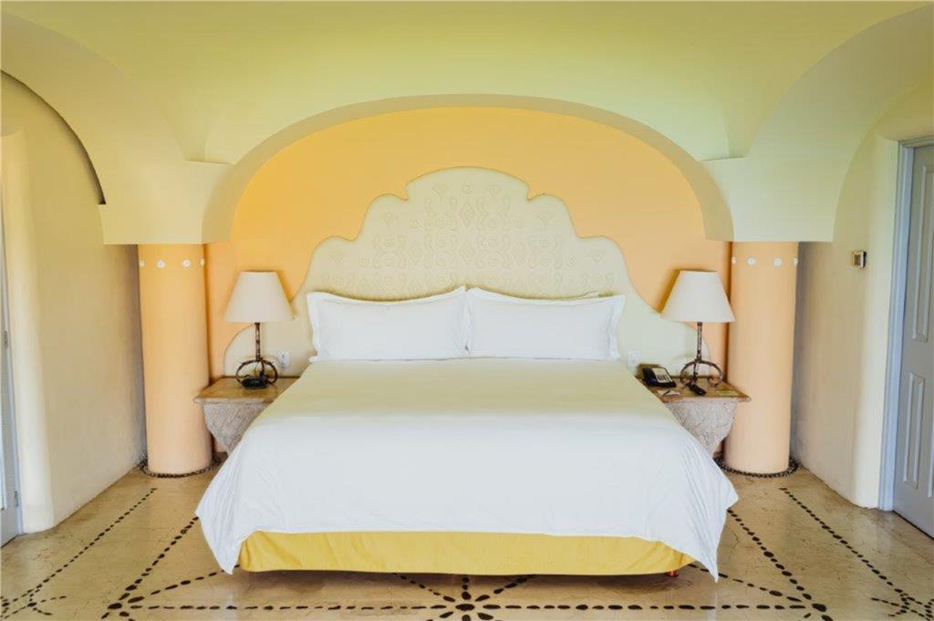 Grand Class Suite king with private pool