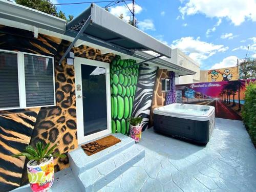 Unique Miami Art Escape w HotTub Arcade & Murals — 4-Star Luxury Hotel in Miami, United States