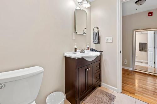 KING Penthouse Sleep8 4Bed 3BR 2BA Swepson Loft — 4-Star Luxury Hotel in Louisville, United States
