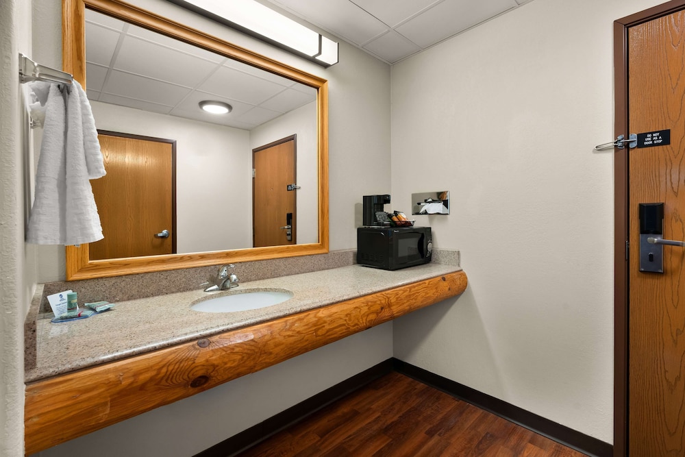 Best Western Northwoods Lodge - photo 24