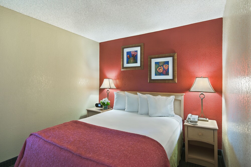 Oxnard Inn Lancaster - photo 9