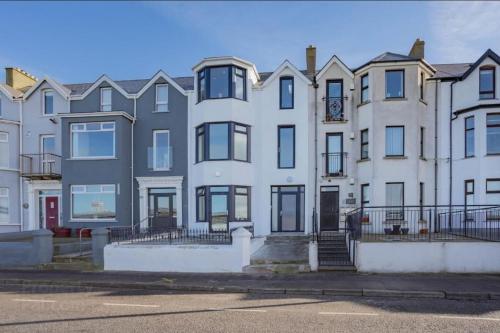 Modern apartment with sea views — 4-Star Luxury Hotel in Portrush, United Kingdom