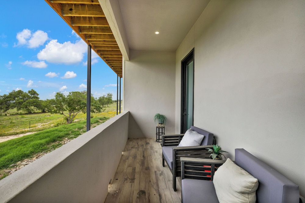 The Bentley Hotel Beatles Room Hill Country View - photo 31