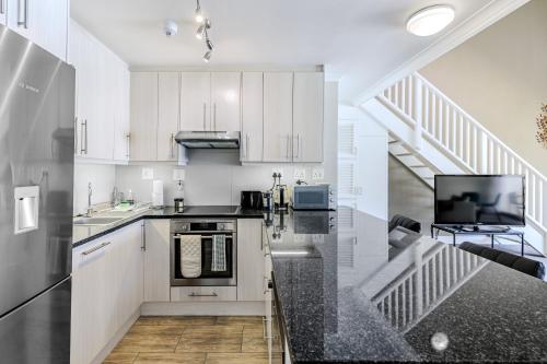 CBD Loft with Mountain View Balcony Aircon Parking