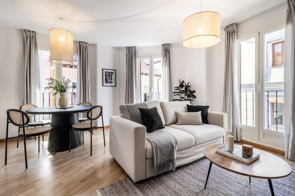Bowie 1 Bedroom Pool in Chueca Madrid