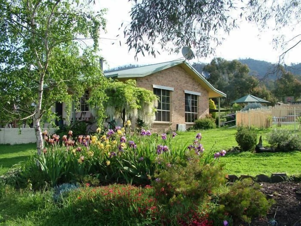 Halls on Falls Homestead — 4-Star Luxury Hotel in Yea, Australia